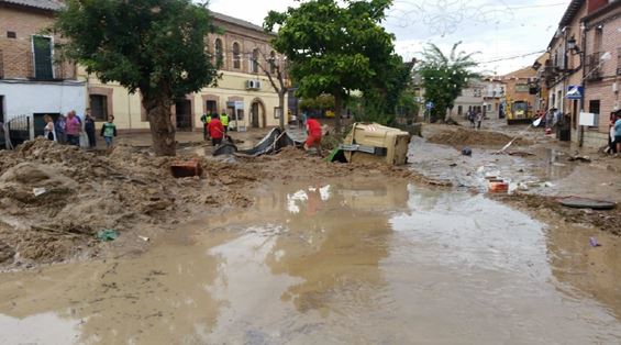 Sedimentos depositados frente al Ayuntamiento debido a las inundaciones en el casco urbano de Cebolla en 2018