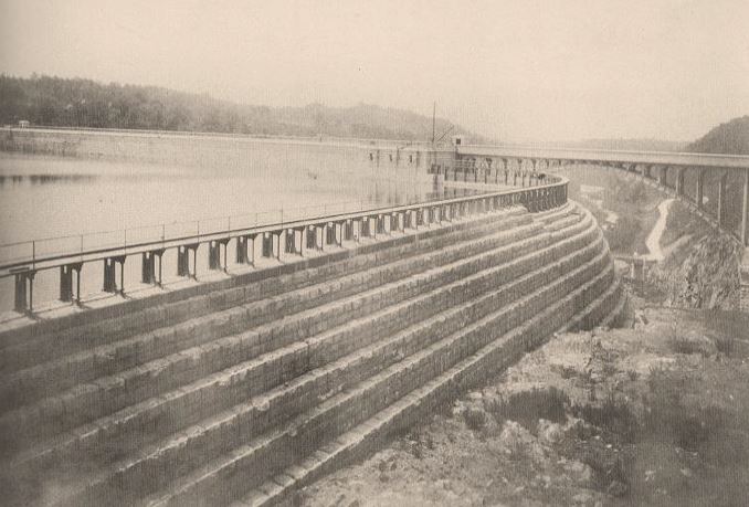 Estructura sobre el aliviadero escalonado de la presa de New Croton