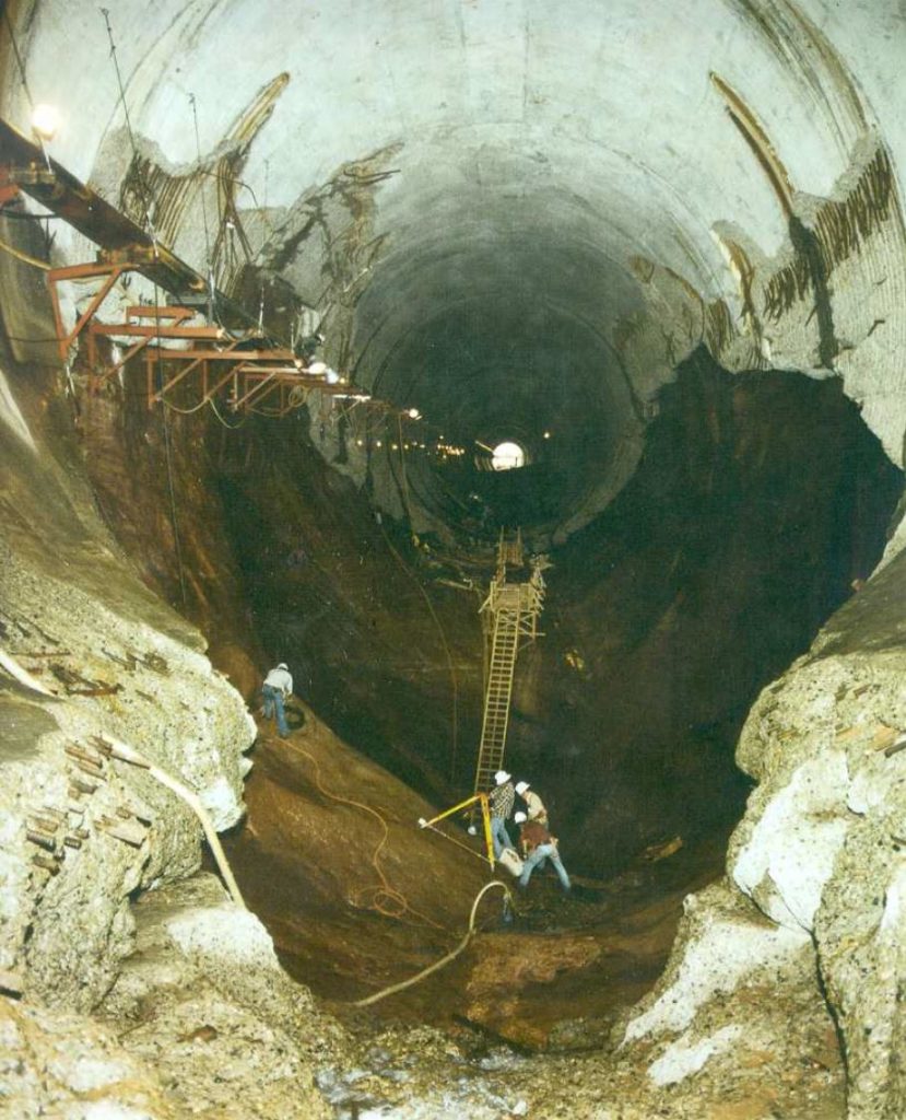 Vista hacia aguas abajo del socavón de 11 metros de profundidad por cavitación en el túnel de la margen izquierda del aliviadero de la presa Glen Canyon, en el río Colorado (Arizona) en junio de 1983